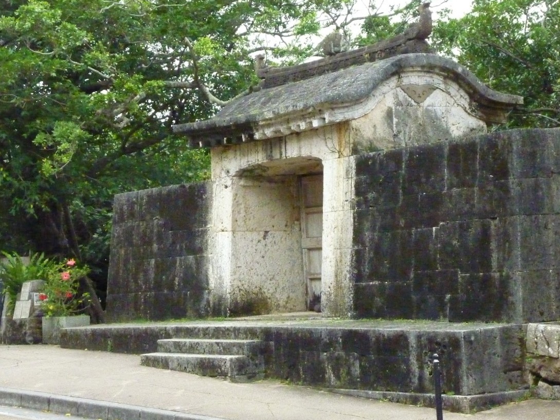 園比屋武御嶽石門